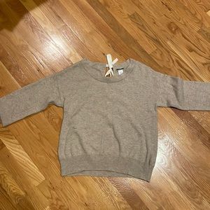 jcrew cashmere sweater fits S to L. technically a Large but sorta cropped.